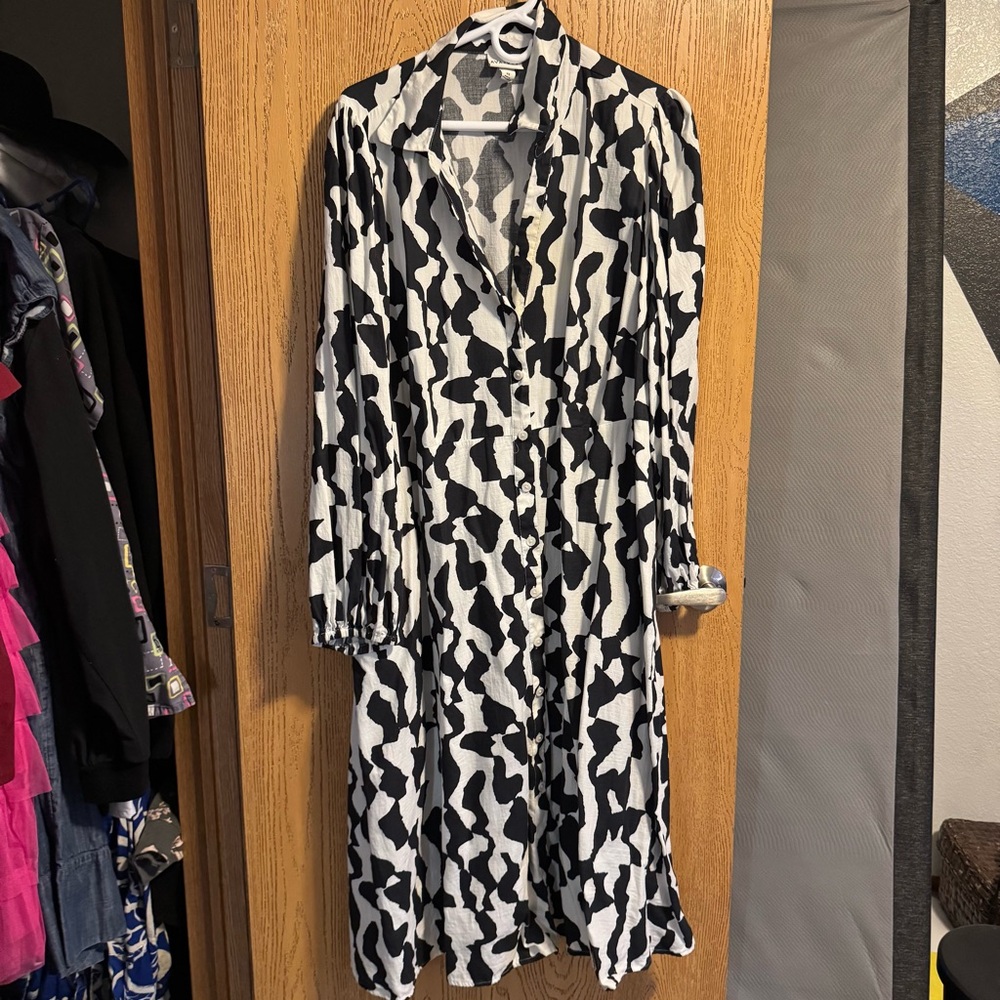 Ava & Viv Monochrome Abstract Print Top
